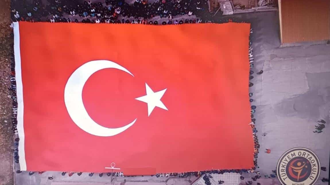 Türkiyem Ortaokulu’ndan Dev Bayrak Gösterisi ve 100. Yıl Koreografisi 
